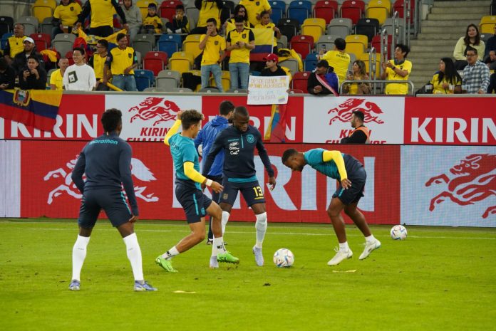 5 jugadores de la selección de Ecuador calientan antes de su partido amistoso contra Japón