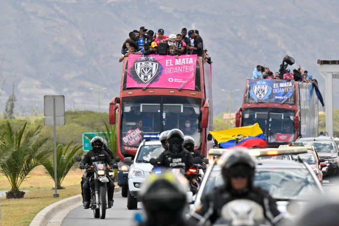 El bus de Independiente del Valle se moviliza hacia Sangolquí, cantón Rumiñahui.