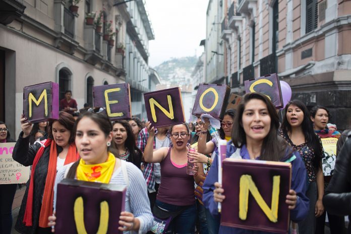 Grupo de mujeres en una marcha en el Centro Histórico de Quito.