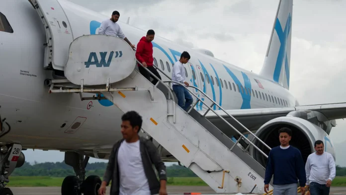Primer vuelo de inmigrantes autodeportados llega a Honduras desde EE.UU. como parte del programa “Regreso a Casa”.