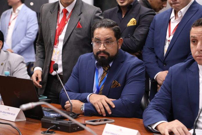 La RC5 enfrenta crisis interna con acusaciones, expulsiones y denuncias judiciales. Tensión crece en la Asamblea Nacional.