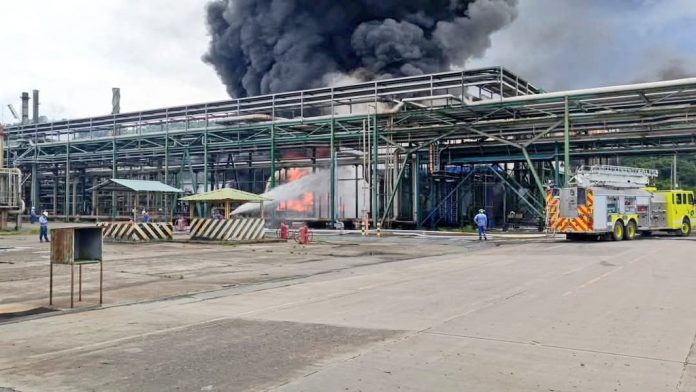 Un incendio en la Refinería Esmeraldas obligó a suspender operaciones este 26 de mayo. No se reportan víctimas graves.