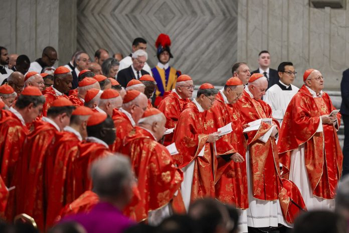 Los 133 cardenales votantes fueron secuestrados dentro del Vaticano durante el cónclave.
