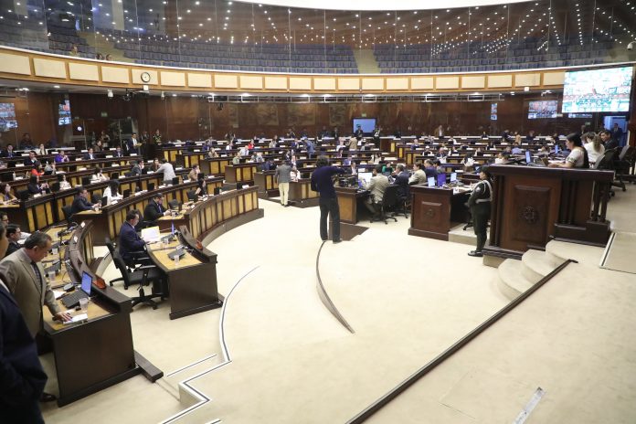 Desde el 2 de junio de 2025, los asambleístas que falten o lleguen tarde a sesiones serán sancionados con multas económicas. La medida busca reforzar la disciplina y productividad legislativa.