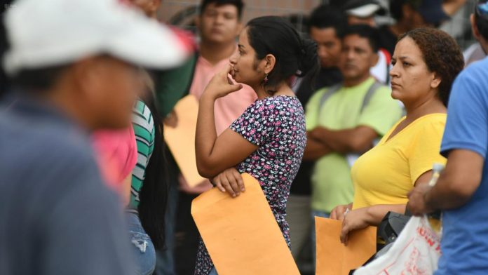 El desempleo en Ecuador afecta con más fuerza a las mujeres. El caso de Tatiana Vaca evidencia barreras estructurales como la maternidad.