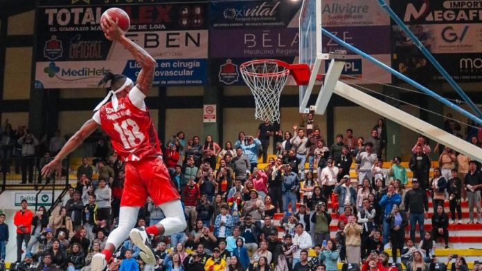 La Liga Básquet Pro crece en Ecuador con alto alcance digital, pero aún lucha por apoyo económico y visibilidad mediática.