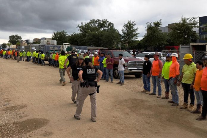 Las redadas migratorias en Florida y Luisiana afectan al sector de la construcción, donde hasta el 75 % de los trabajadores son inmigrantes.