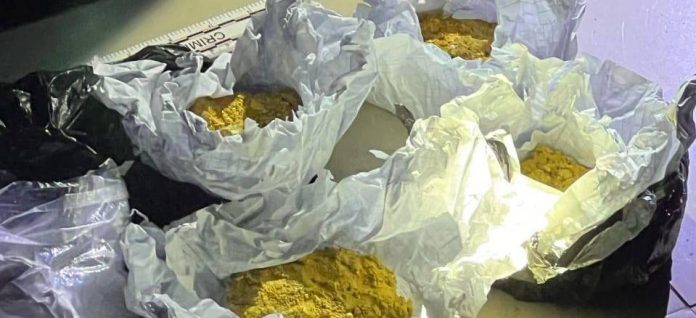 Autoridades investigan la desaparición de 2,5 kilos de oro valorados en USD 250.000 desde una bodega policial en Zamora Chinchipe. El material iba a ser devuelto tras comprobarse su procedencia lícita.