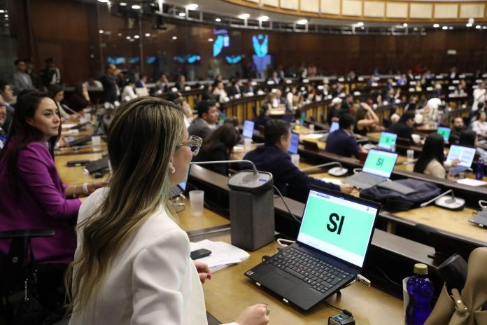 La Asamblea Nacional de Ecuador aprobó reformas al Código de la Democracia con 125 votos. Las modificaciones fortalecen la paridad de género, la transparencia y la participación ciudadana.