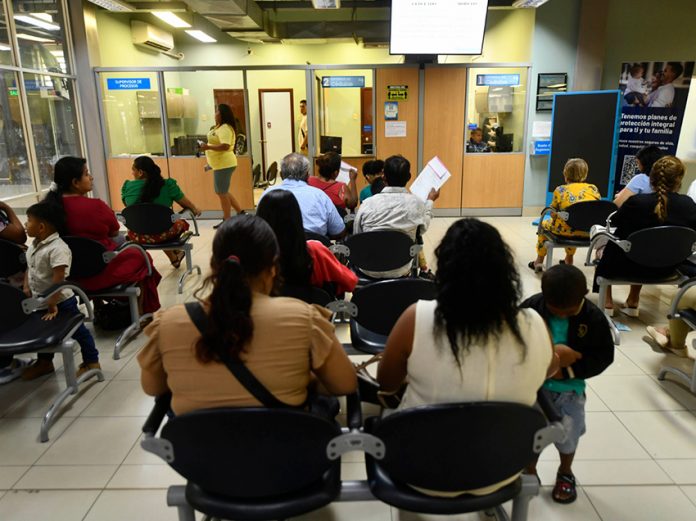 En Ecuador, la falta de turnos para renovar cédulas y pasaportes ha generado retrasos que afectan el derecho a la movilidad.