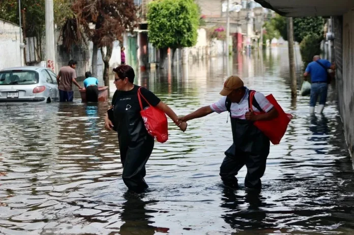 Fuertes lluvias en Ecuador causan dos muertos, 440 afectados y daños en infraestructura.