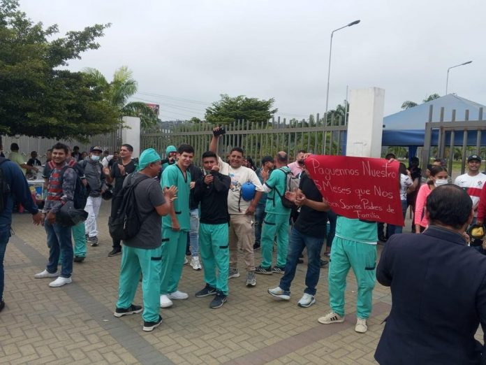 Trabajadores del Hospital de Especialidades de Portoviejo denuncian meses de impago, falta de recursos, escasez de medicamentos.