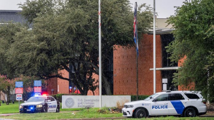 El FBI continúa investigando el caso.