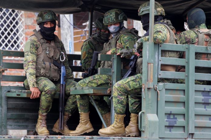 16 militares ecuatorianos y 5 civiles fueron detenidos en un operativo nacional por presunto tráfico de información militar.