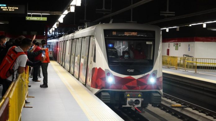 Quito reduce un 10 % su contaminación en un año, con el Metro como factor clave de movilidad sostenible.