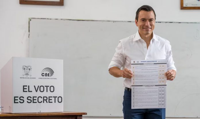 El CNE califica a 13 grupos para la campaña del referéndum en Ecuador. Revolución Ciudadana queda fuera, generando polémica.