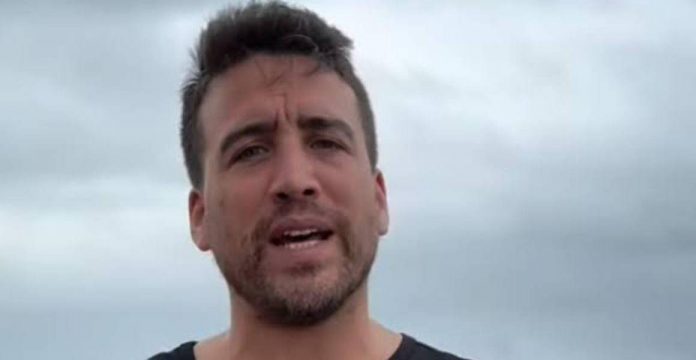 Deportan a periodista español Bernat-Lautaro Bidegain Ros mientras cubría el Paro Nacional en Imbabura. ONG lo califica como un atentado.