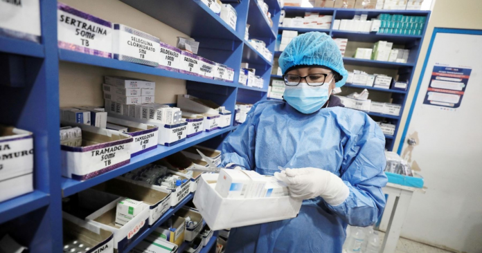 Salud activa compras por emergencia para evitar el desabastecimiento de medicamentos en Ecuador.