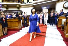Fujimori jura como presidenta de Perú: promete Fuerzas Armadas en seguridad y un plan de contingencia frente a «El Niño» Keiko Fujimori entrando al Congreso