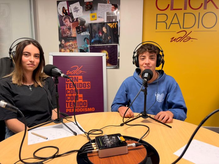 jóvenes en la cabina de radio Click Radio Udla