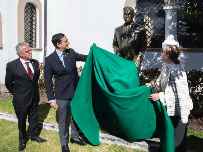 Escultura de Galo Plaza Lasso