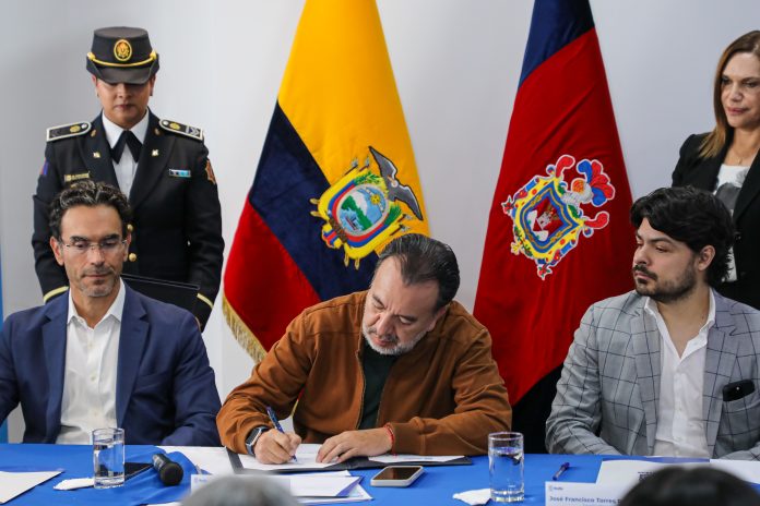 Pabel Muñoz firmando el acuerdo para implementar el Registro Único Digital del Servicio de Delivery.