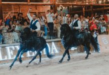 De zona minera a espacio ecuestre: La Leyenda prepara una feria en Santa Rosa Dos jinetes sobre dos caballos en un espectáculo