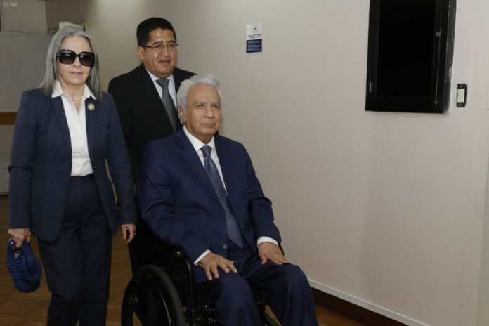 Lenin Moreno ingresando junto con su esposa a la Corte Nacional de Justicia